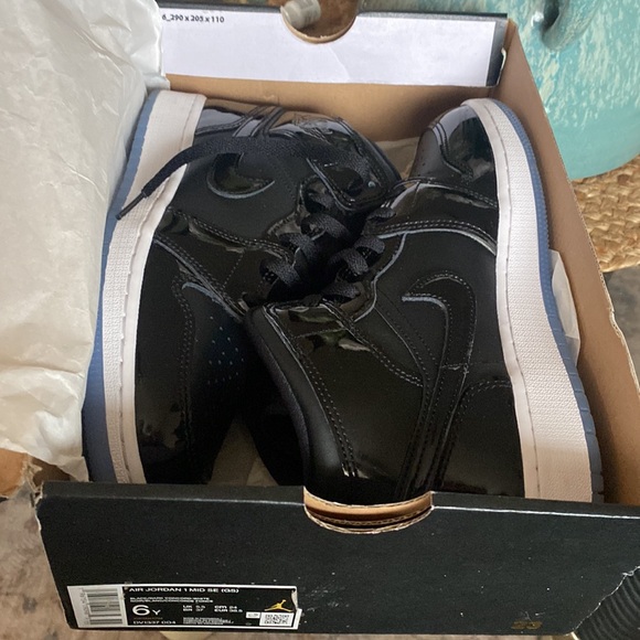 NEW AIR JORDAN 1 MID (GS) - Picture 6 of 7